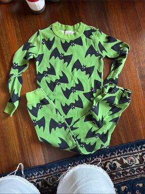 Hanna Andersson Green Bat-Print Pajama Set